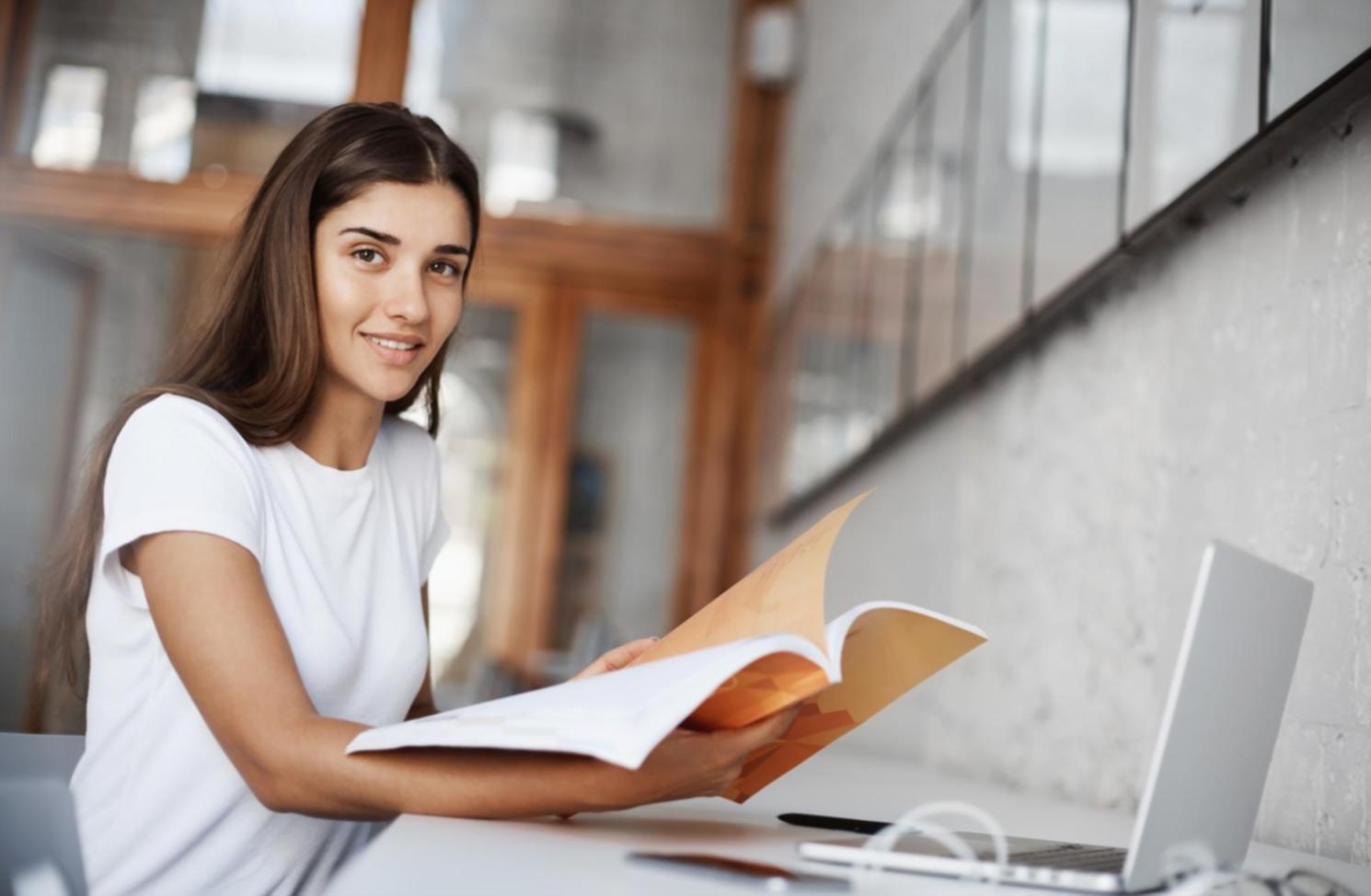 Equipo empresarial revisando resultados de crecimiento